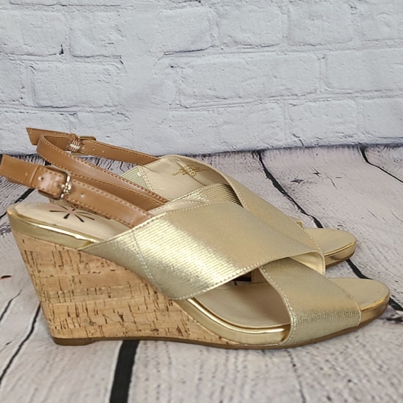 Isaac Mizrahi gold wedge sandals, 7.5W - Picture 14 of 15
